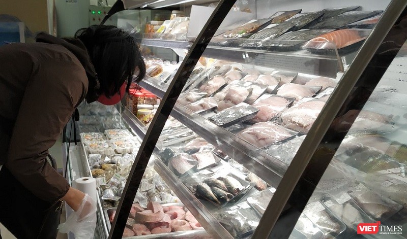 Các siêu thị ở Hà Nội luôn có lượng thực phẩm dồi dào trong những ngày thực hiện cách ly xã hội. Ảnh: Anh Lê.