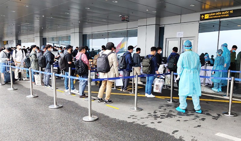 Các chuyên gia đến từ Hàn Quốc làm thủ tục nhập cảnh và kiểm tra y tế tại Cảng hàng không quốc tế Vân Đồn. Ảnh: UBND tỉnh Quảng Ninh.