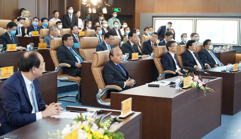 Thủ tướng Nguyễn Xuân Phúc và các đại biểu tại lễ khai trương Hệ thống TTBCQG và Trung tâm chỉ đạo, điều hành của Chính phủ, Thủ tướng Chính phủ.