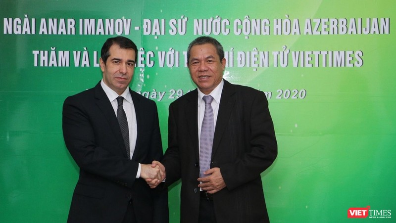 Đại sứ Anar Imanov (trái) và ông Lê Thọ Bình tại buổi tiếp đoàn Đại sứ Cộng hòa Azerbaijan tại Việt Nam. (Ảnh: Đăng Khoa)