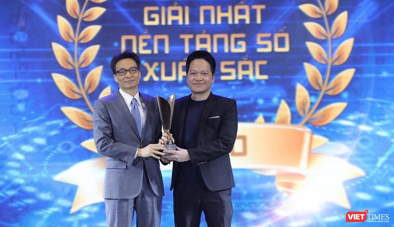 Phó Thủ tướng Vũ Đức Đam trao giải Nhất nền tảng số xuất sắc nhất cho ông Phạm Kim Hùng - CEO Base.vn.