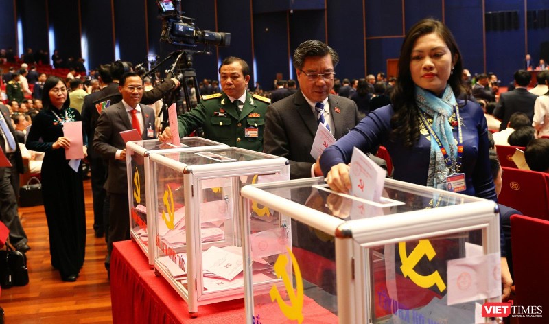 Các đại biểu bỏ phiếu bầu cử Ban Chấp hành Trung ương Đảng khóa XIII.