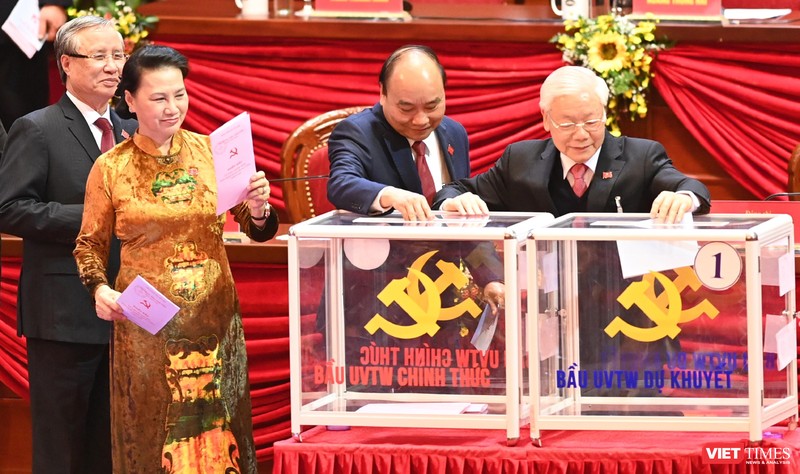 Lãnh đạo Đảng, Nhà nước tham gia bỏ phiếu bầu Ban Chấp hành Trung ương Đảng khoá XIII. Ảnh: Trọng Hải.