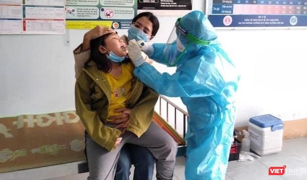 Sở Y tế Hà Nội yêu cầu những người từ vùng dịch về Hà Nội cần liên hệ ngay với cơ quan y tế tại địa phương để được tư vấn và lấy mẫu xét nghiệm SARS-CoV-2.