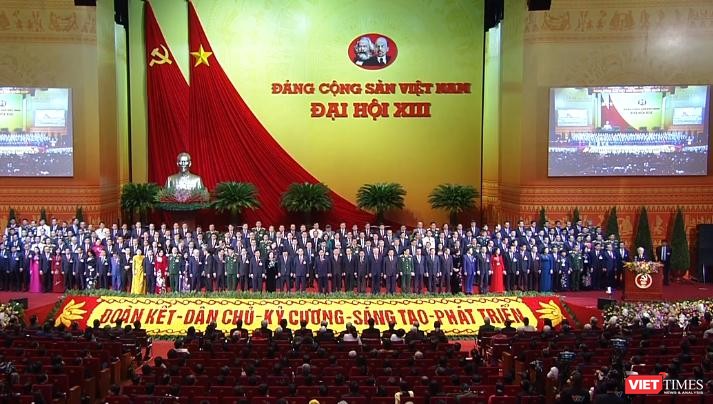 Ban Chấp hành Trung ương khóa XIII ra mắt Đại hội tại phiên bế mạc Đại hội Đảng lần thứ XIII, sáng 1/2.