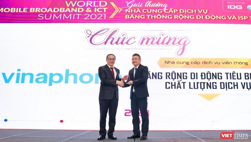 Ông Phan Tâm - Thứ trưởng Bộ TT&TT trao danh hiệu đơn vị tiêu biểu về Chất lượng Dịch vụ Băng thông rộng Di động tại Việt Nam cho ông Đặng Thanh Hưng - Giám đốc Trung tâm CNTT, VNPT Vinaphone.
