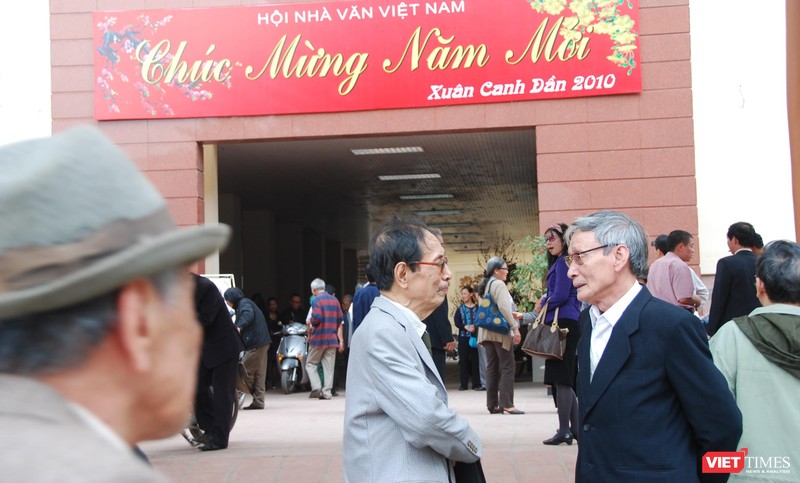 Nhà văn Nguyễn Xuân Khánh với các nhà văn dịp gặp cuối năm Tết năm Canh Dần 2010.