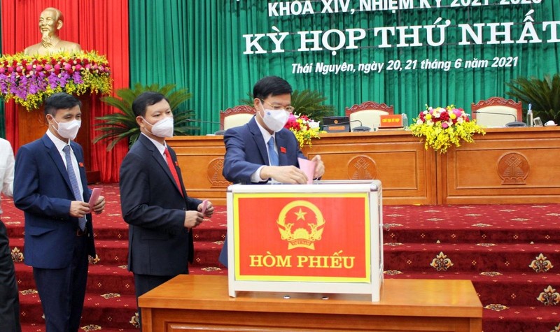 Các đại biểu HĐND tỉnh Thái Nguyên bỏ phiếu bầu các chức danh lãnh đạo HĐND, UBND tỉnh nhiệm kỳ 2021-2026.