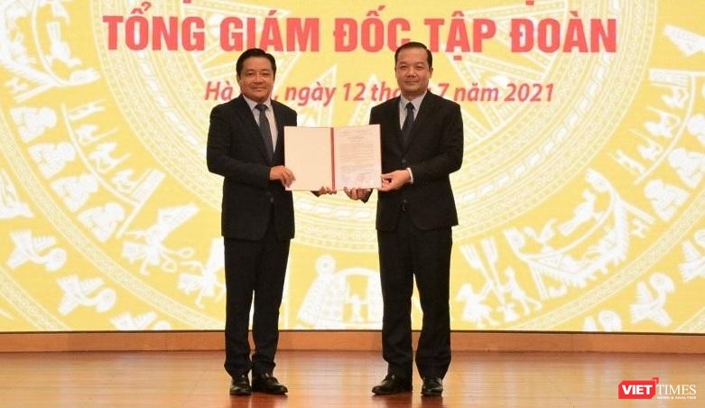 Chủ tịch HDDTV Tập đoàn VNPT Phạm Đức Long trao quyết định bổ nhiệm ông Huỳnh Quang Liêm giữ chức vụ Tổng giám đốc Tập đoàn VNPT.