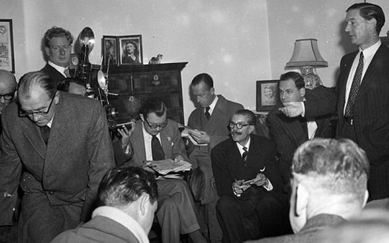 Kim Philby (đứng, bên phải) tại một cuộc họp báo năm 1951 (Ảnh: DailyMail)