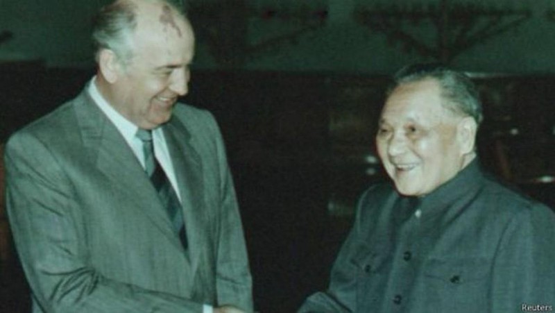 Đặng Tiểu Bình gặp gỡ Gorbachev (Ảnh Tư liệu)