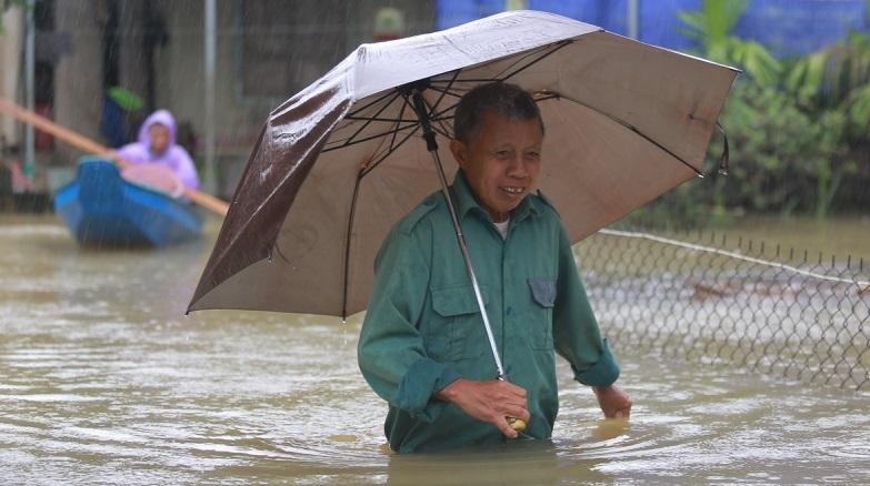 Mưa lũ khiến nhiều nhà dân vùng hạ du huyện Cẩm Xuyên (Hà Tĩnh) ngập sâu.