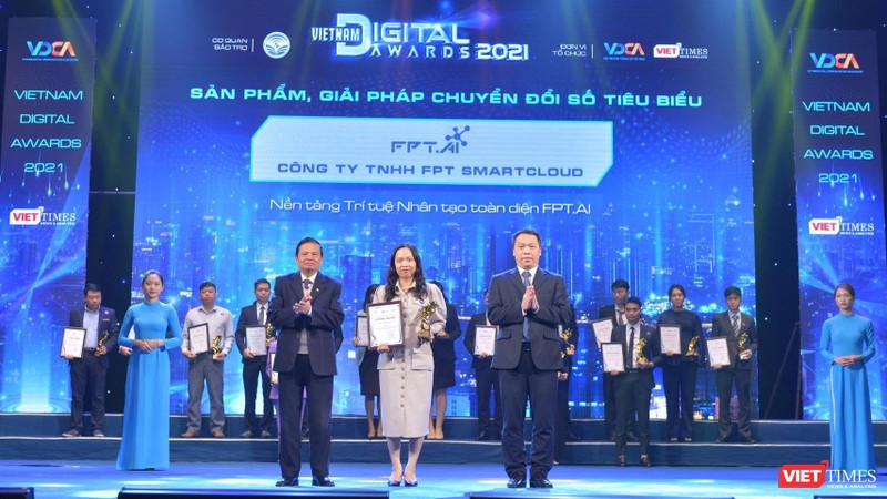 FPT.AI giành được CUP Giải thưởng Chuyển đổi số Việt Nam 2021 ở hạng mục sản phẩm, Giải pháp Chuyển đổi số tiêu biểu.