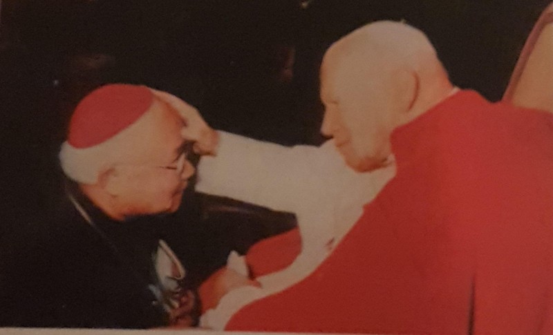 Đức Giáo hoàng J. Paul II với Giám mục Nguyễn Văn Sang