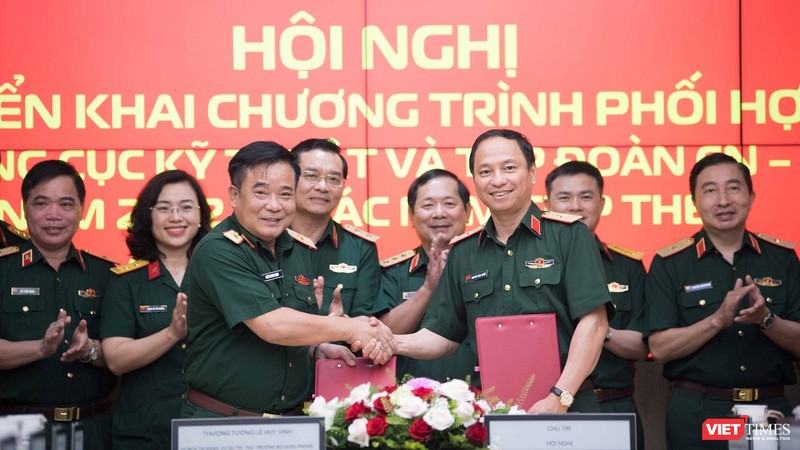 Thiếu tướng Đoàn Minh Định, Phó chủ nhiệm Tổng cục Kỹ thuật và Thiếu tướng Nguyễn Đình Chiến, Phó Tổng giám đốc Viettel ký bản hợp tác chuyển đổi số.