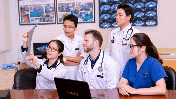 Hiện nay có nhiều cơ sở y tế Việt Nam mời các chuyên gia nổi tiếng thế giới, khu vực đến khám bệnh, chữa bệnh.