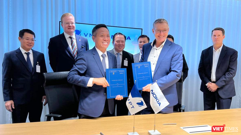 Chủ tịch HĐTV Tập đoàn VNPT Tô Dũng Thái và Tổng giám đốc Kinh doanh toàn cầu Tập đoàn Nokia Ricky Corker ký kết hợp tác giữa hai bên.