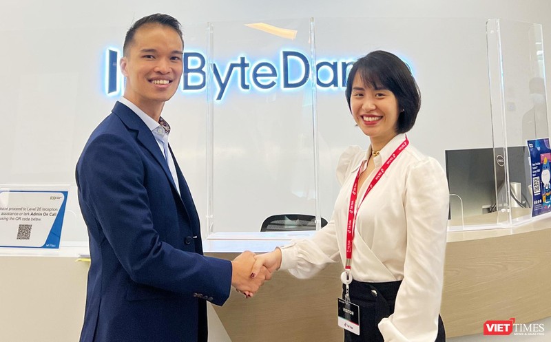 Đại diện Lark Suite (trái) và Rikkei Digital (phải) gặp mặt trong buổi chính thức hợp tác tại Singapore. (Ảnh: Rikkei Digital)