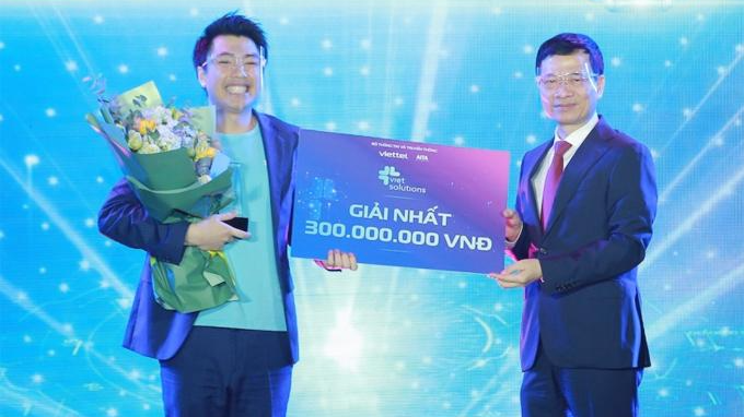 Bộ trưởng Thông tin và Truyền thông Nguyễn Mạnh Hùng (bên phải) trao giải nhất cho Vintom tại Viet Solutions 2021.