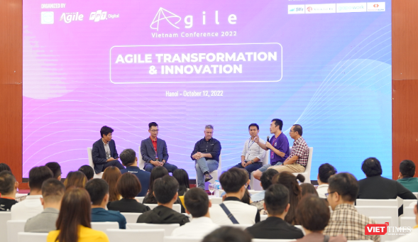 Gần 30 diễn giả trong nước và quốc tế đã chia sẻ những kinh nghiệm thực tế sâu sắc về đổi mới và chuyển đổi linh hoạt tại Agile Vietnam Conference 2022