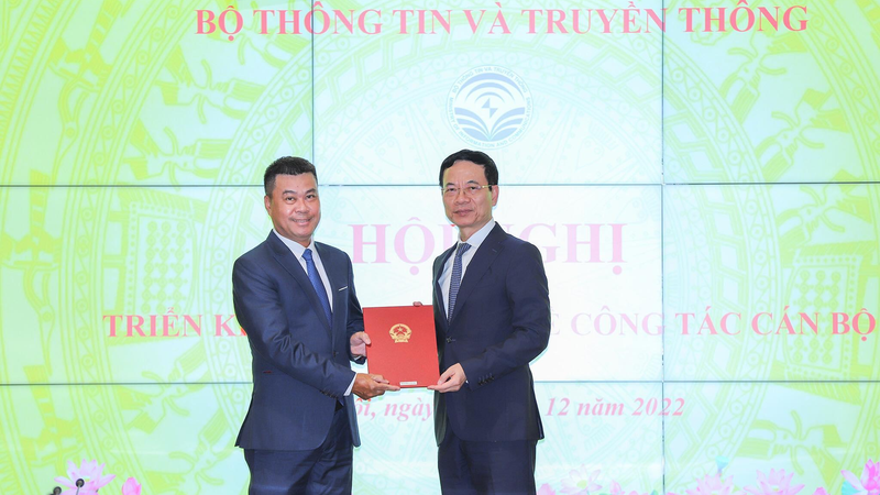Bộ trưởng Nguyễn Mạnh Hùng trao quyết định bổ nhiệm Tổng biên tập Báo VietNamNet cho Nhà báo Nguyễn Bá. Ảnh: Lê Anh Dũng - VietNamNet.