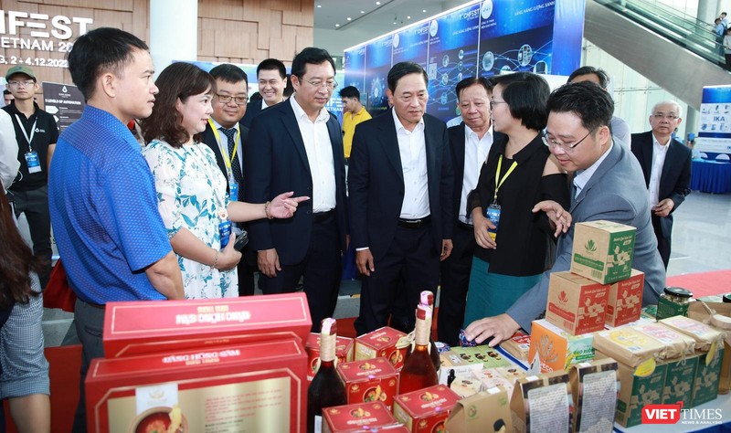 Thứ trưởng Trần Văn Tùng tham quan các gian hàng tại Ngày hội khởi nghiệp đổi mới sáng tạo quốc gia Techfest 2022.