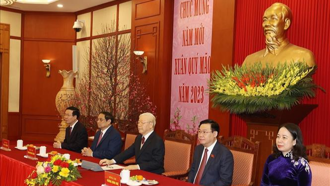 Tổng Bí thư Nguyễn Phú Trọng cùng các đồng chí lãnh đạo Đảng, Nhà nước dự chúc Tết. 