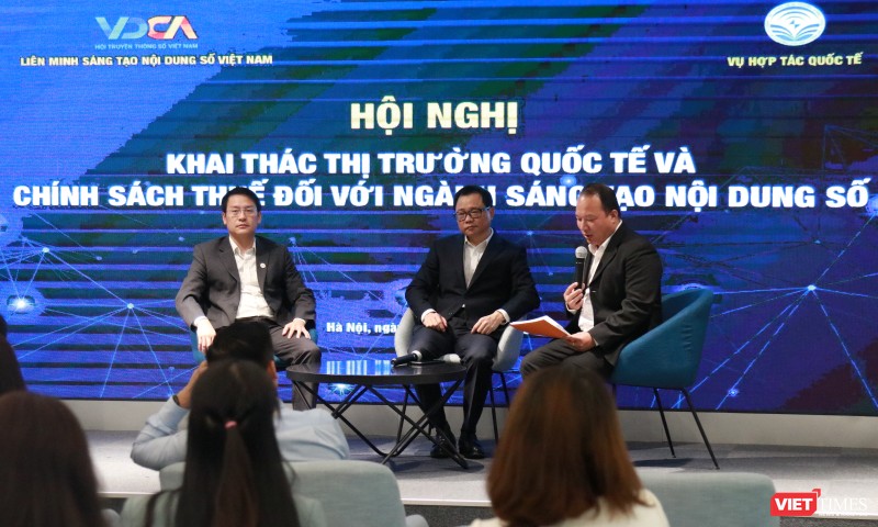 Ông Vũ Kiêm Văn - Phó Chủ tịch, Tổng Thư ký VDCA (trái) và ông Triệu Minh Long - Vụ trưởng Vụ Hợp tác quốc tế, Bộ TT&TT (giữa) trao đổi về hướng gỡ khó cho doanh nghiệp nội dung số.