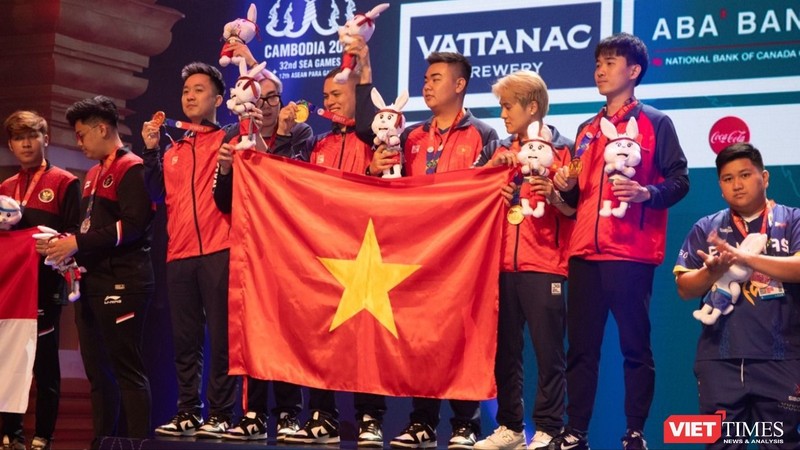 Thể thao điện tử Việt Nam nhận huy chương vàng đầu tiên tại SEA Games 32.