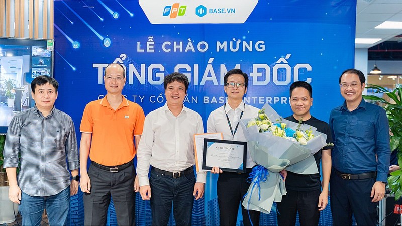 Ban lãnh đạo FPT và Base chúc mừng tân CEO Nguyễn Thượng Tường Minh (thứ 3 từ phải qua).
