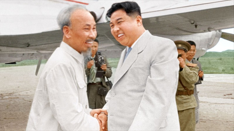 Chủ tịch Kim Nhật Thành chào đón Chủ tịch Hồ Chí Minh sang thăm Triều Tiên.