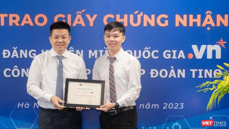 Ông Nguyễn Hồng Thắng – Giám đốc VNNIC trao Giấy chứng nhận Nhà đăng ký tên miền quốc gia “.vn” cho Công ty cổ phần tập đoàn TINO.