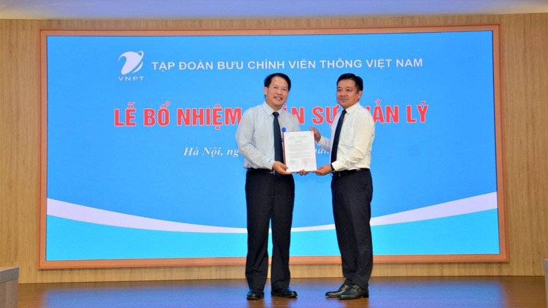 Ông Huỳnh Quang Liêm - Tổng giám đốc Tập đoàn VNPT trao quyết định bổ nhiệm cho ông Nguyễn Văn Tấn (bên trái)