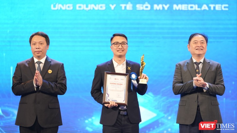 CEO Med-On Bùi Lê Hà nhận cúp và Giấy chứng nhận Giải thưởng Chuyển đổi số Việt Nam 2023.