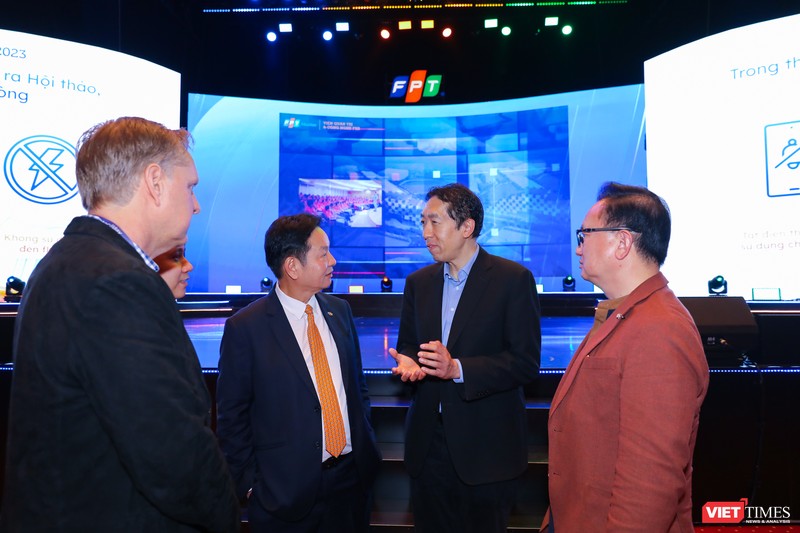 Ông Trương Gia Bình - Chủ tịch HĐQT FPT và TS. Andrew Ng được mệnh danh là "thiên tài AI" trao đổi tại sự kiện FPT Techday 2023.
