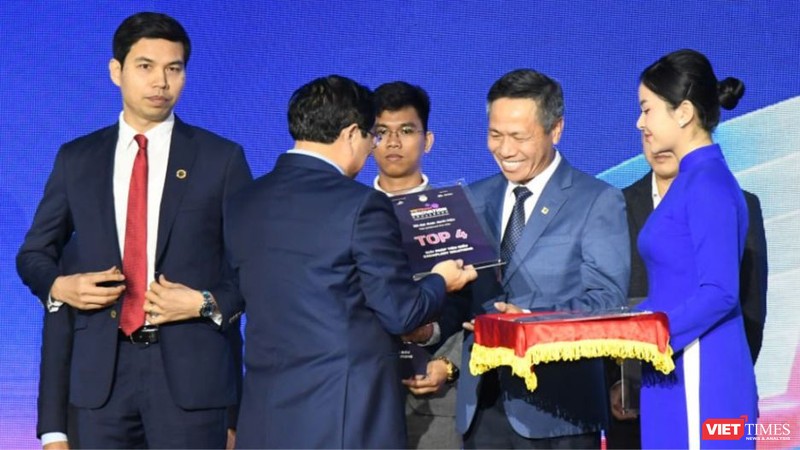 Chủ tịch Tập đoàn VNPT Tô Dũng Thái nhận danh hiệu top 4 giải pháp xuất sắc nhất của Chương trình Thách thức đổi mới sáng tạo Việt Nam năm 2023 cho Giải pháp OneSME do Thủ tướng Chính phủ trao tặng.