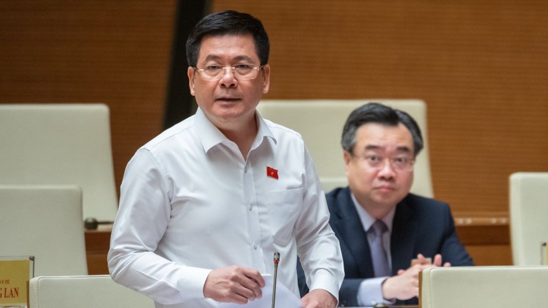 Bộ trưởng Bộ Công Thương Nguyễn Hồng Diên trả lời chất vấn. Ảnh: Media Quốc hội.