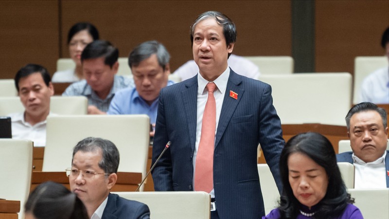 Bộ trưởng Nguyễn Kim Sơn trả lời chất vấn của các đại biểu Quốc hội.