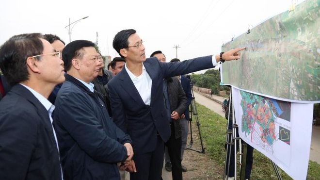 Ông Lê Thanh Nam báo cáo Bí thư Thành ủy Đinh Tiến Dũng về quy hoạch đường Vành đai 4 chạy qua huyện Đan Phượng.
