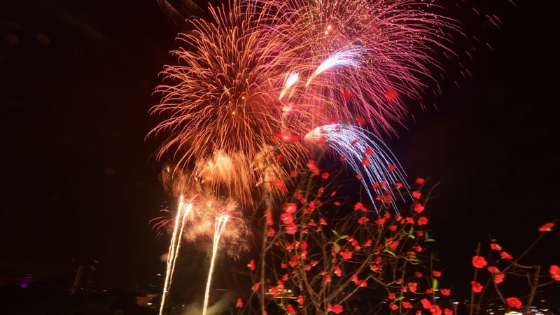 Năm nay, Hà Nội tổ chức 30 điểm bắn pháo hoa nhằm tạo không khí vui tươi, phấn khởi cho Nhân dân Thủ đô dịp đón Tết cổ truyền.