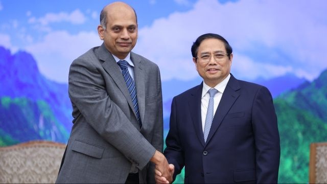 Thủ tướng Phạm Minh Chính và ông Karthik Rammohan, Phó Chủ tịch cấp cao Tập đoàn Lam Research (Ảnh: VGP)
