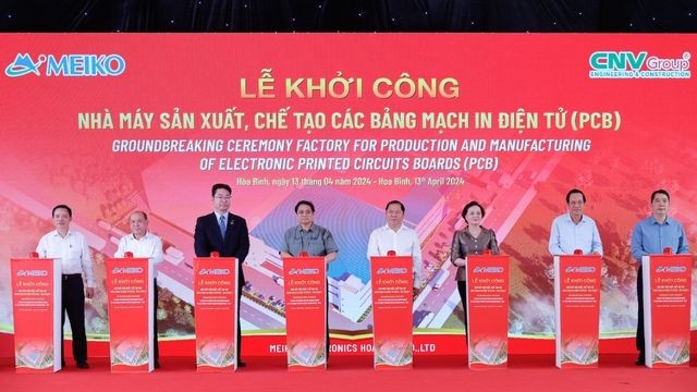 Thủ tướng Phạm Minh Chính thực hiện nghi thức khởi công dự án Nhà máy sản xuất, chế tạo các loại bảng mạch in điện tử.