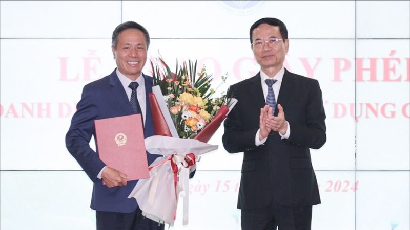 Bộ trưởng Nguyễn Mạnh Hùng trao giấy phép thiết lập mạng và cung cấp dịch vụ cho lãnh đạo Tập đoàn VNPT