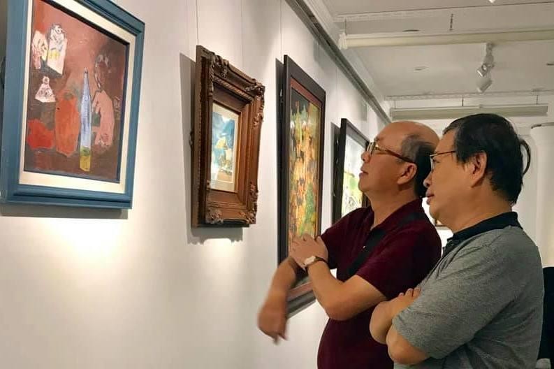 Nguyễn Thiều Quang xem tranh cùng nhà báo Trương Nhuận 