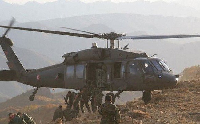 Binh sĩ Thổ Nhĩ Kỳ đổ bộ từ trực thăng, tấn công YPG. Ảnh: Muraselon