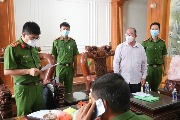 Cơ quan CSĐT công an tỉnh Bà Rịa- Vũng Tàu đọc lệnh khởi tố ông Đặng Thanh Minh