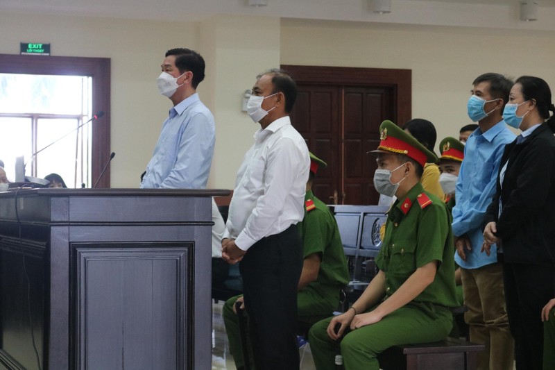 Bị cáo Trần Vĩnh Tuyến, Lê Tấn Hùng tại phiên tòa phúc thẩm sáng nay 