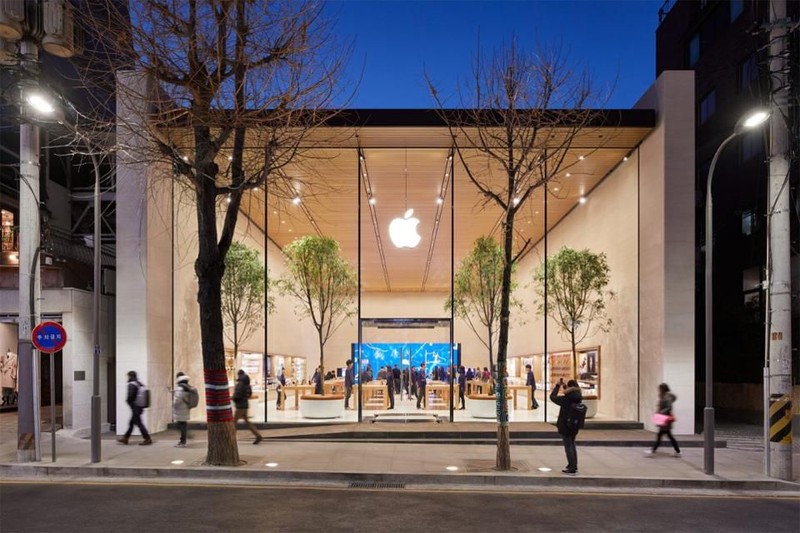 Apple Garosugil, cửa hàng chính thức đầu tiên của Apple tại Hàn Quốc đã khai trương vào ngày 26/1. Hàng ngàn khách hàng đã chờ đợi trong nhiệt độ đóng băng để vào cửa hàng Apple Store đầu tiên (Ảnh: Apple)