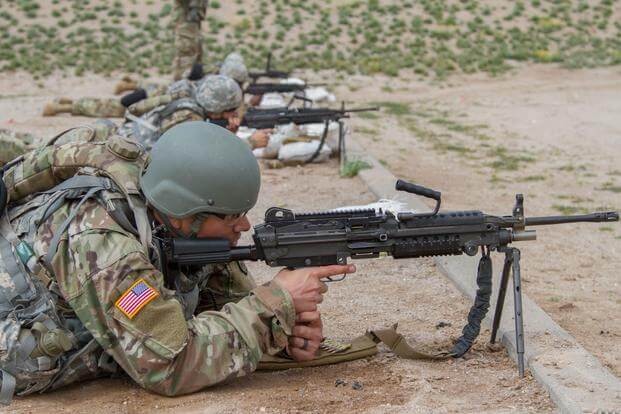 Các binh sĩ chuẩn bị khai hỏa vào mục tiêu tầm xa bằng súng tiểu liên M249 tại trường bắn của Khu bảo tồn quân sự Florence (Ảnh: USArmy)