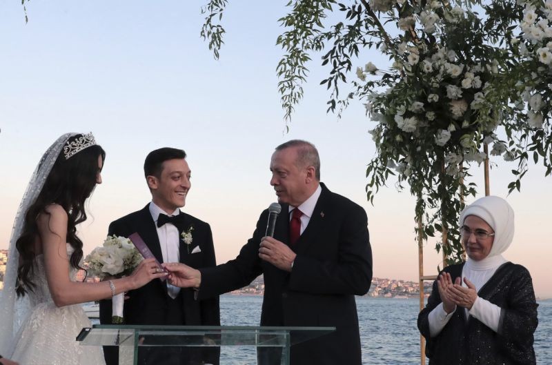 Tổng thống Erdogan trò chuyện cùng Ozil và hôn thê Amine Gulse trong lễ cưới tổ chức hôm 7/6 ở Istanbul (Ảnh: AP)
